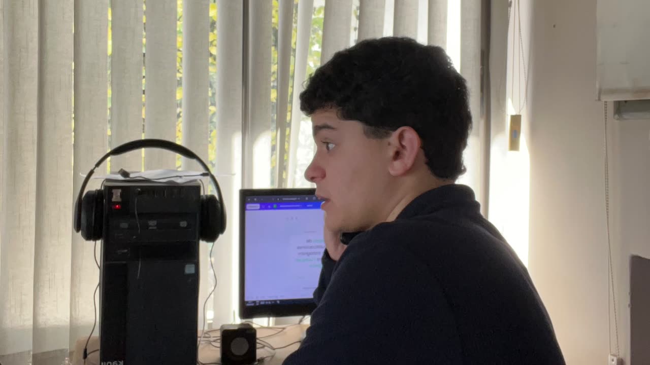 Facundo en el escritorio