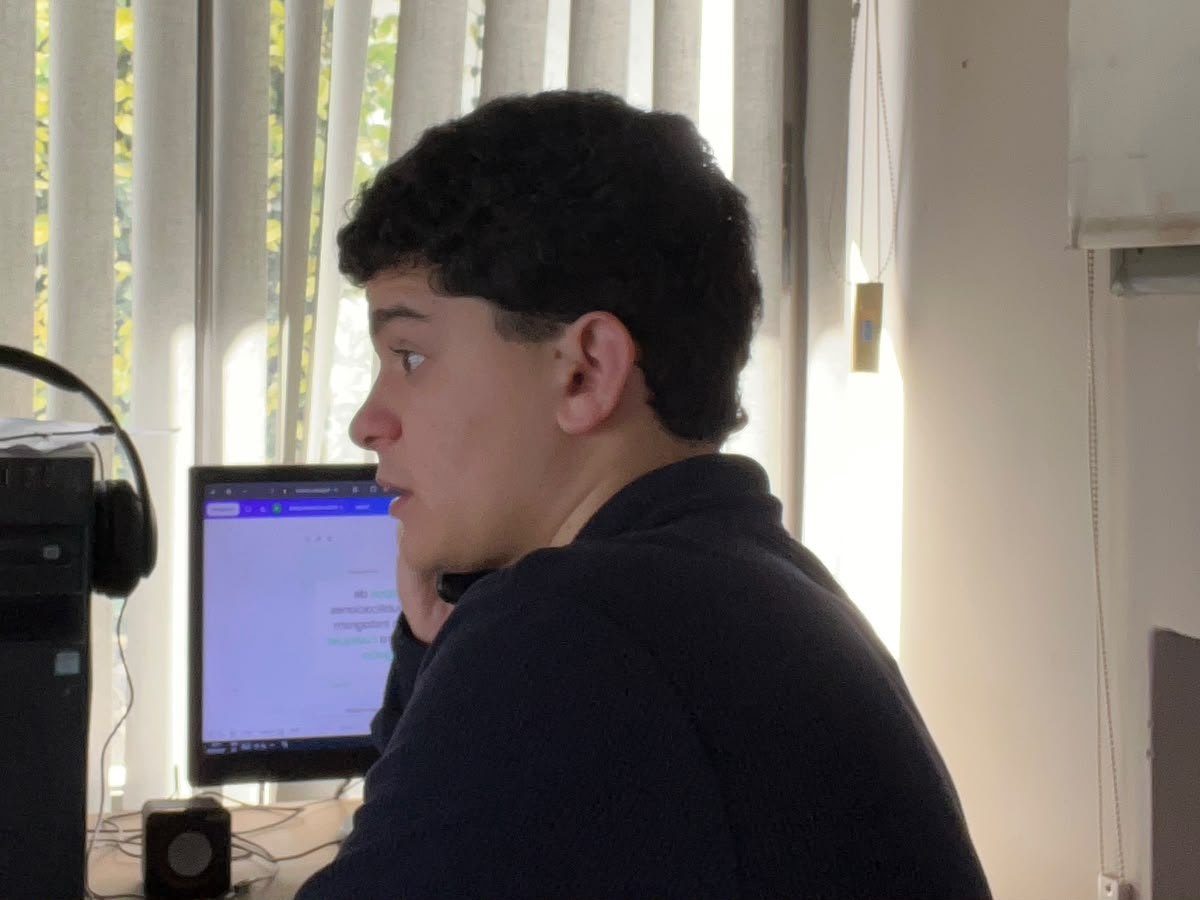 Facundo en una llamada con un cliente
